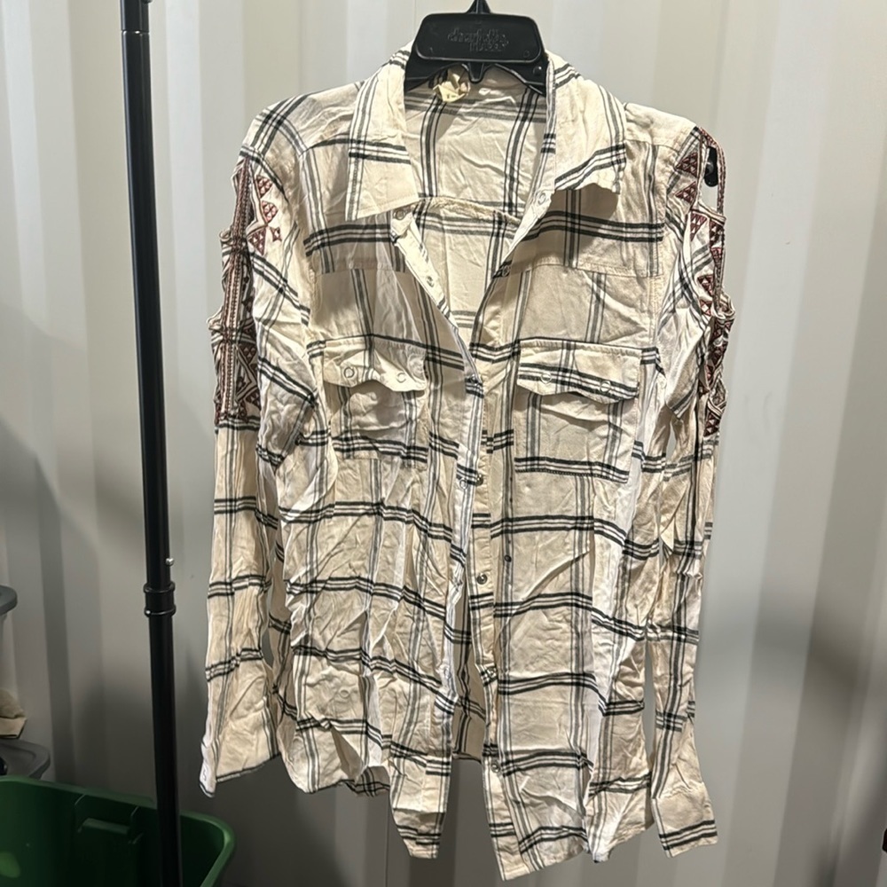 No Buckle gimmicks button up will cut out sleeves